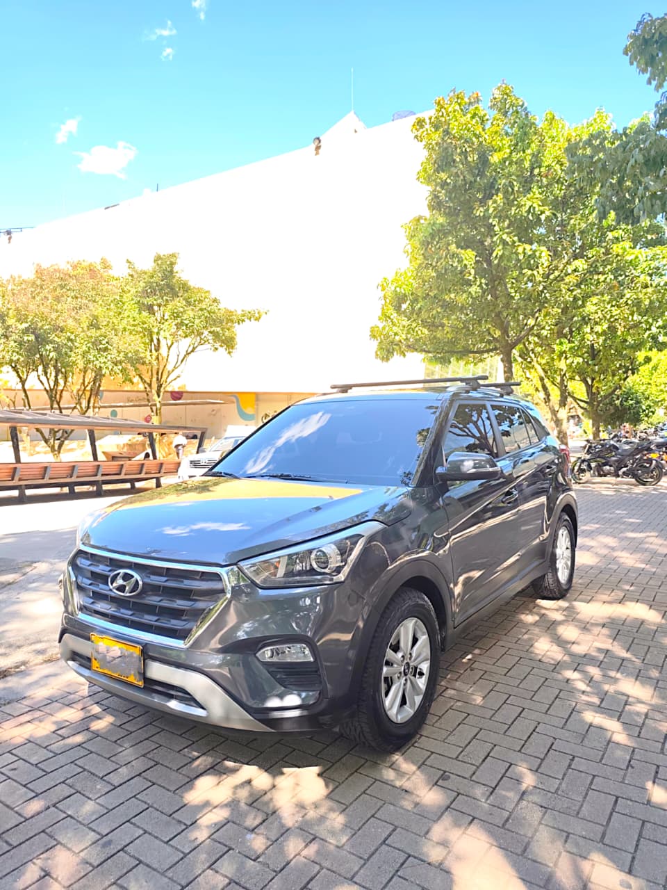 Camioneta SUV privada de Latidos Tours para traslados al aeropuerto de Medellín