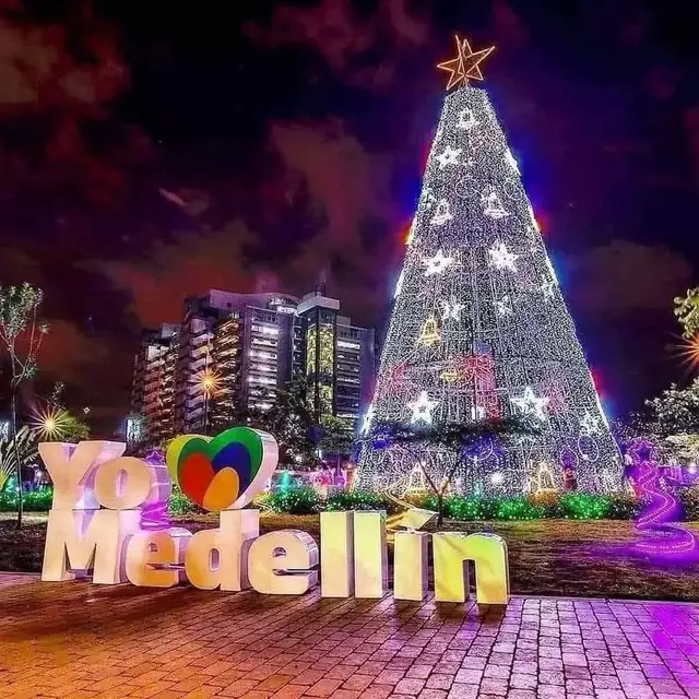 Árbol de Navidad iluminado junto al letrero «Yo amo Medellín»