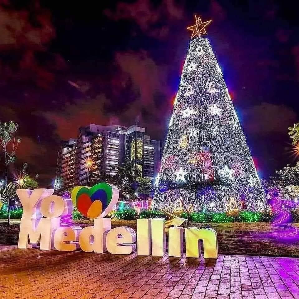 Árbol de Navidad iluminado junto al letrero «Yo amo Medellín»