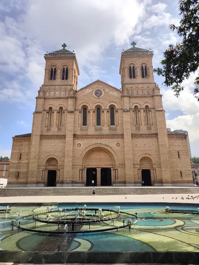 Fachada de la Catedral Metropolitana frente al Parque de Bolívar, Medellín