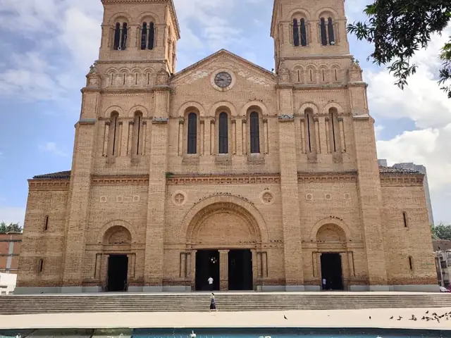 Facade of the Metropolitan Cathedral facing Bolívar Park, Medellín