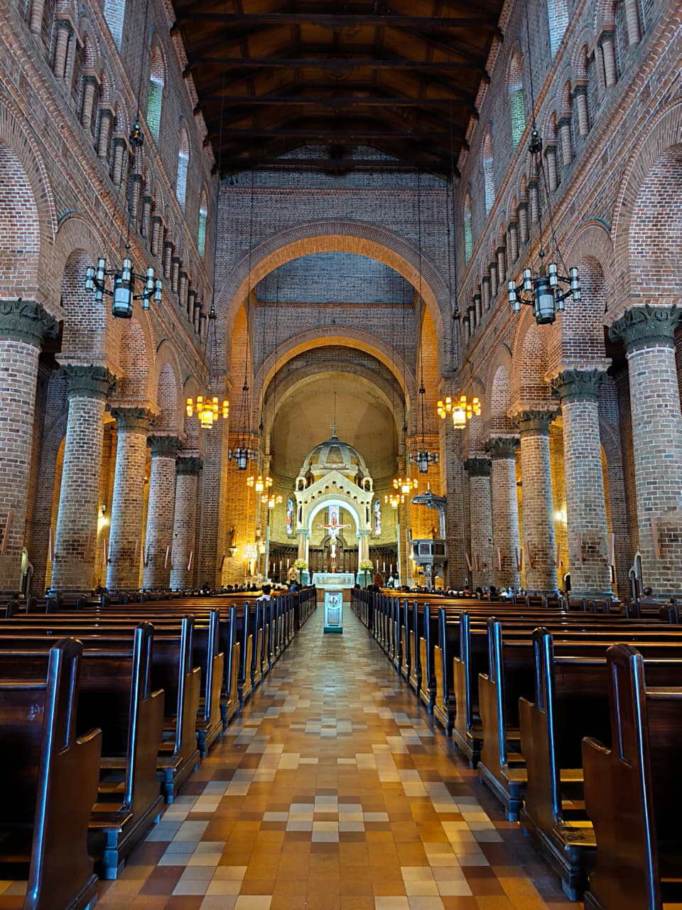 Interior de la Catedral Metropolitana de Medellín, de ladrillo cocido