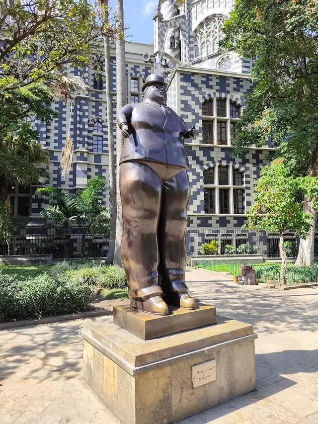 Escultura de Botero de una mujer de pie en el centro de Medellín