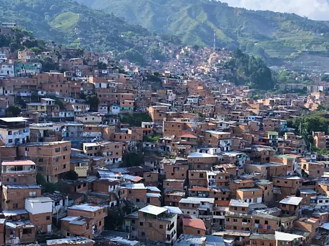 Vista panorámica de las casas de la Comuna 13 sobre la ladera de Medellín