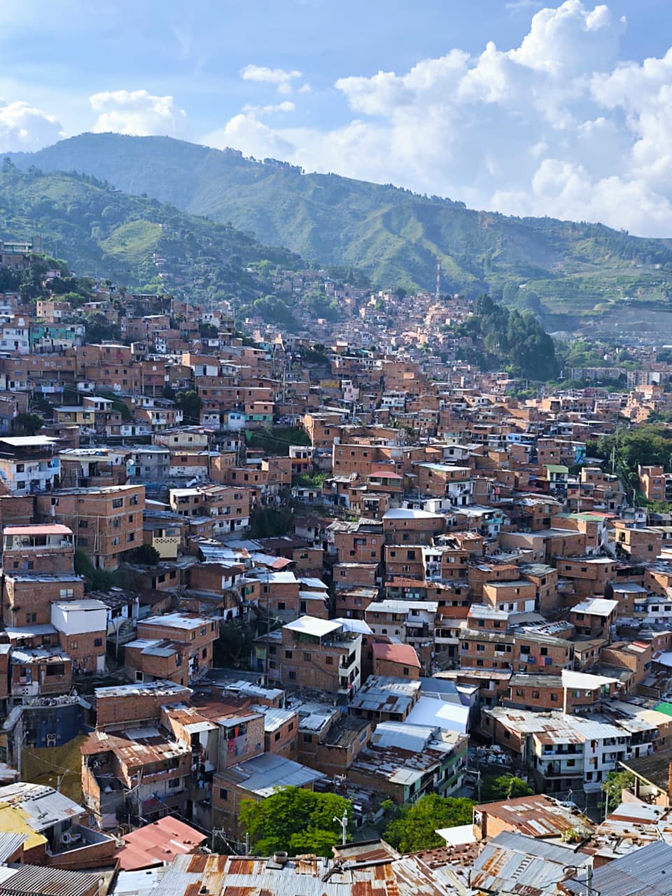 Vista panorámica de las casas de la Comuna 13 sobre la ladera de Medellín
