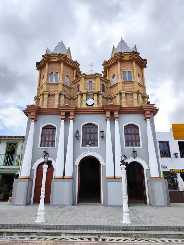 Iglesia de Nuestra Señora del Carmen en el parque principal de Guatapé