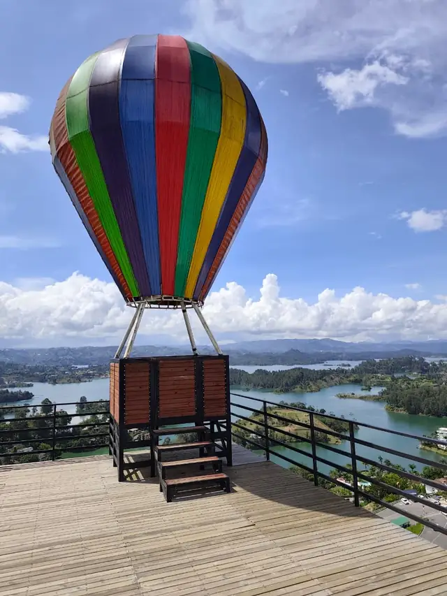 Mirador con globo decorativo sobre el embalse de Guatapé