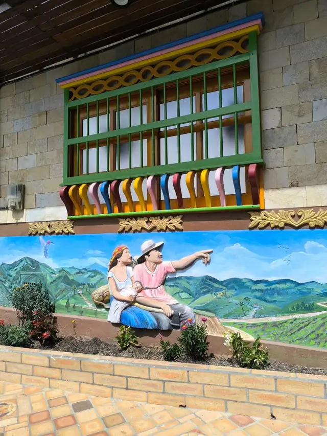 Zócalo pintado a mano en la fachada de una casa de Guatapé