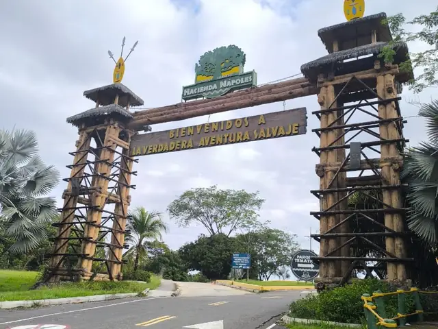 Portada de entrada al parque temático Hacienda Nápoles, en Doradal