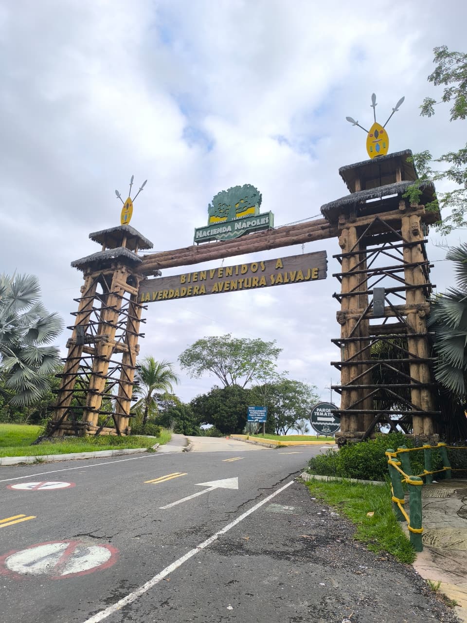 Portada de entrada al parque temático Hacienda Nápoles, en Doradal