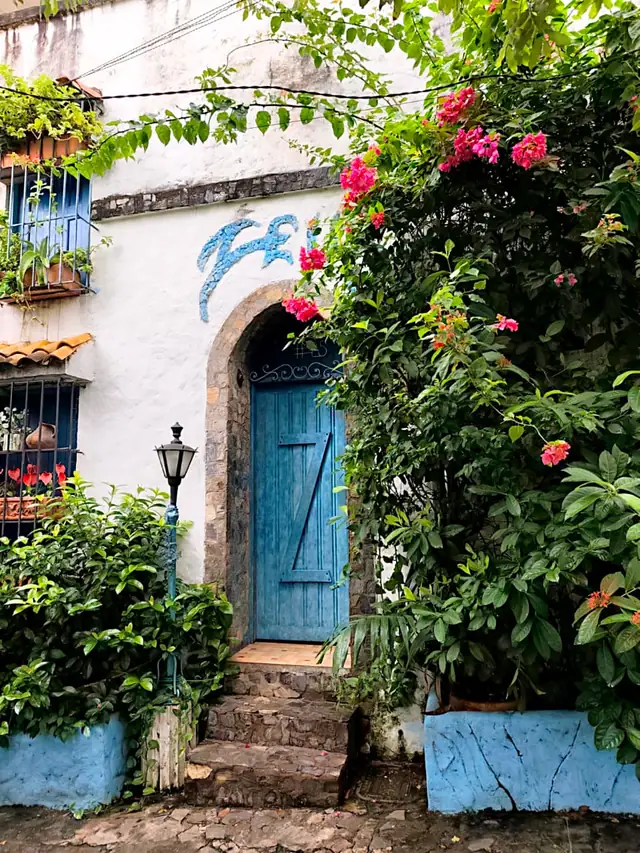 Callejón con flores del Santorini colombiano, en Doradal