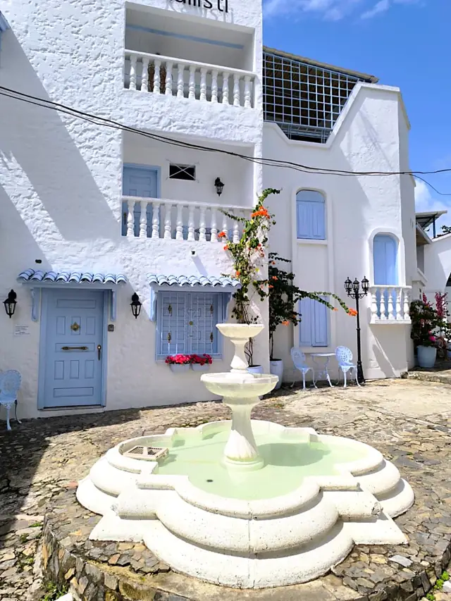 Casas blancas y azules del Santorini colombiano, en Doradal