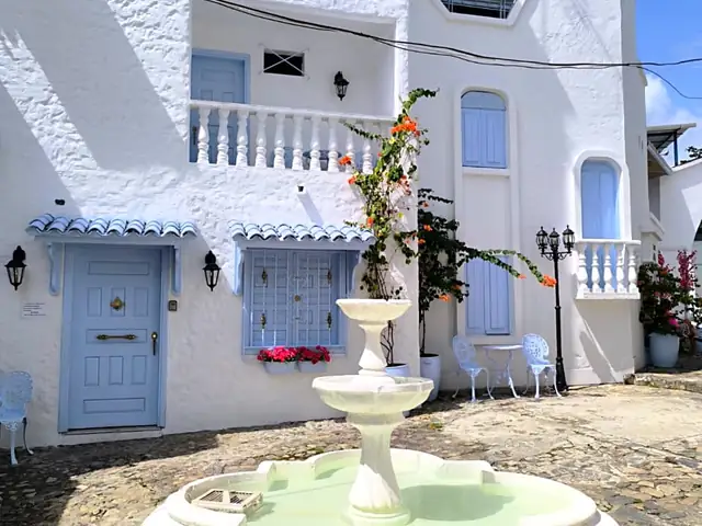 Casas blancas y azules del Santorini colombiano, en Doradal