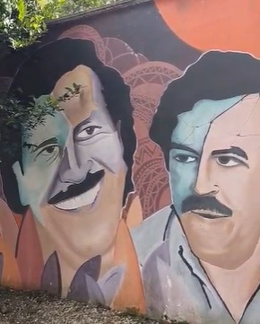 Mural con el rostro de Pablo Escobar en un barrio de Medellín