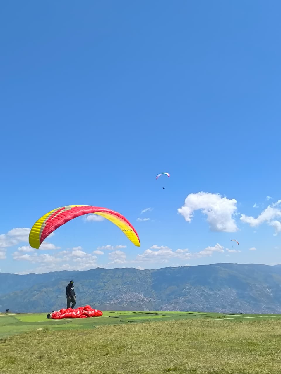 Parapente despegando en San Félix, cerca de Medellín