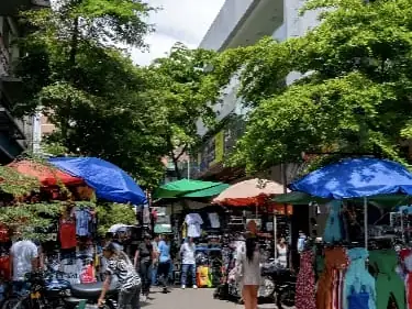 Busy commercial street with stalls in downtown Medellín, El Hueco