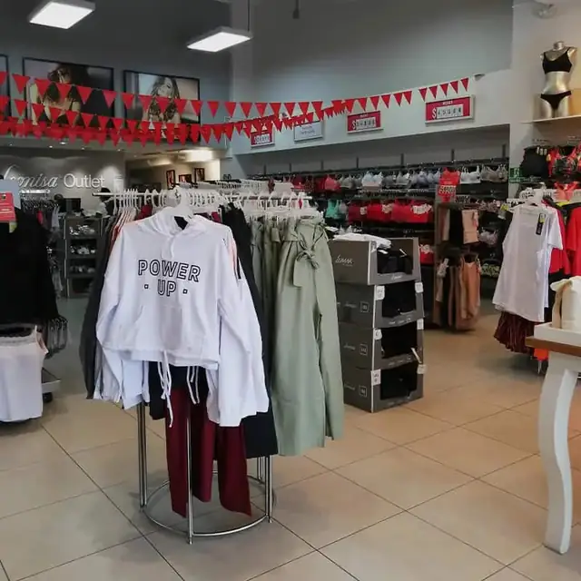 Interior de una tienda de ropa en Medellín